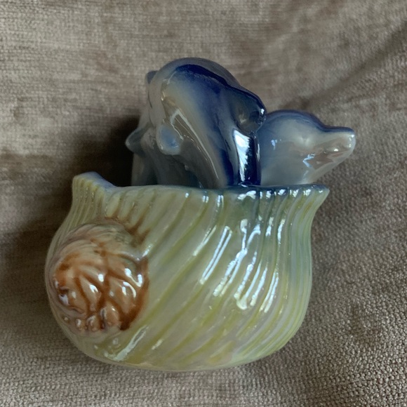 Lustreware dolphin figurine in seashell - Picture 3 of 3